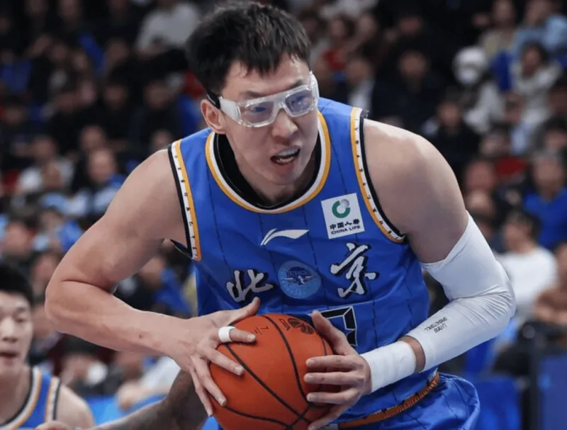 开云官网-周琦半场出战11分钟，投篮2中1得到3分7篮板1抢断2盖帽